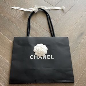 CHANEL shopping bag with flower and ribbon